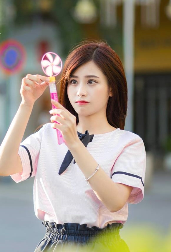 Không chỉ sở hữu nhan sắc cực đỉnh, cô nàng hot girl 9X này còn từng giành giải hùng biện và giải cao nhất phần thi năng khiếu tỉnh năm 2013. Cô cũng được khen thưởng là đoàn viên xuất sắc, có nhiều cống hiến cho phong trào đoàn thanh niên năm 2013 và 2014.