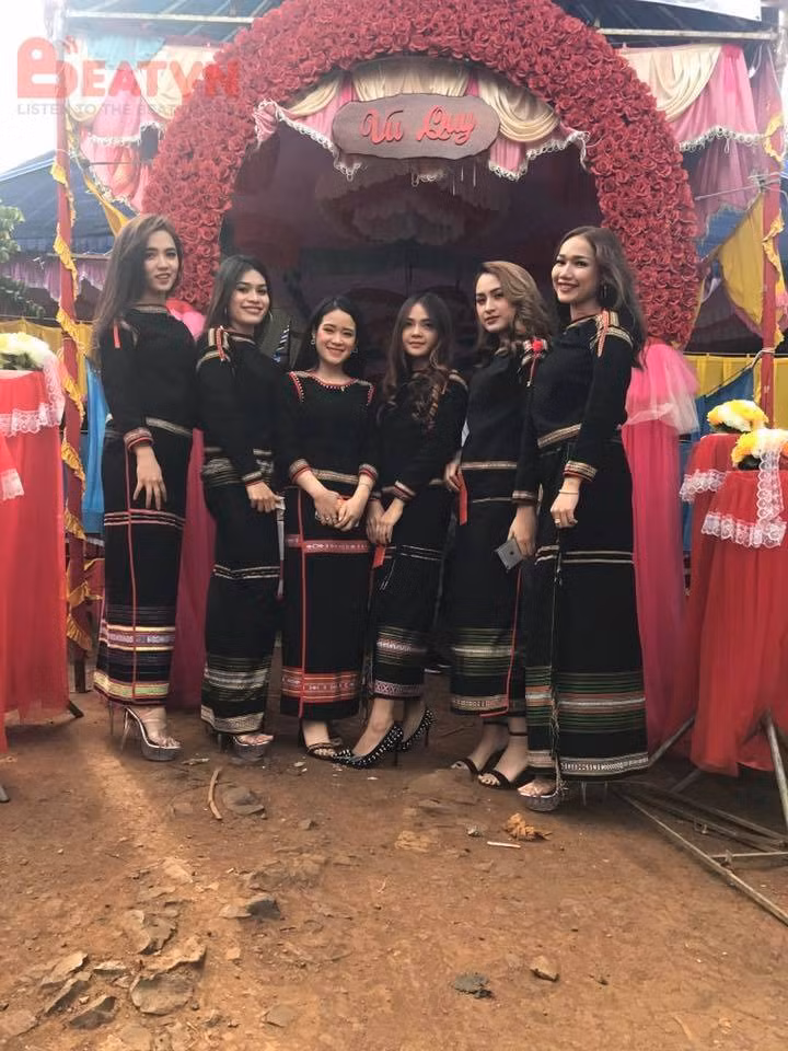 Chỉ sau ít giờ đăng tải những bức ảnh trên đã thu hút sự chú ý của cư dân mạng và nhận về hơn 10.000 lượt thích, hàng ngàn bình luận, chia sẻ chủ yếu là ngợi khen.