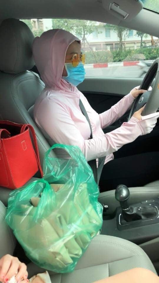 Với hội chị em mạng xã hội, nhu cầu dưỡng trắng làn da, tránh ánh nắng mùa hè là điều vô cùng cần thiết. Vậy nên ngay cả khi đã ngồi trong ô tô, vẫn phải cẩn thận mặc áo chống nắng, bịt khẩu trang và hóa Ninja kín mít.