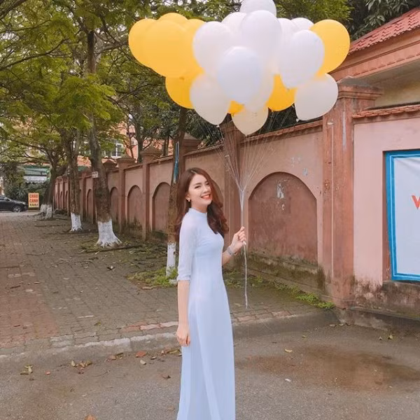 Quỳnh Chi may mắn được trời phú cho khuôn mặt khả ái, thân hình cân đối và đặc biệt là nụ cười tỏa nắng. Bên cạnh đó, với lối trang điểm nhẹ nhàng, tôn lên vẻ tinh khôi, cô nàng nữ sinh 9X này dễ dàng chiếm trọn cảm tình của mọi người. Ngắm nhìn nụ cười rạng rỡ của Quỳnh Chi, nhiều dân mạng đã phải thú nhận rằng khó có thể cưỡng lại được trước vẻ xinh xắn và ngọt ngào của cô gái đến từ TP Vinh này.