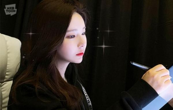 Lần đầu xuất hiện trước truyền thông, nữ họa sĩ triệu like Yaongyi khiến nhiều người trầm trồ vì nhan sắc quá đỗi xinh đẹp.