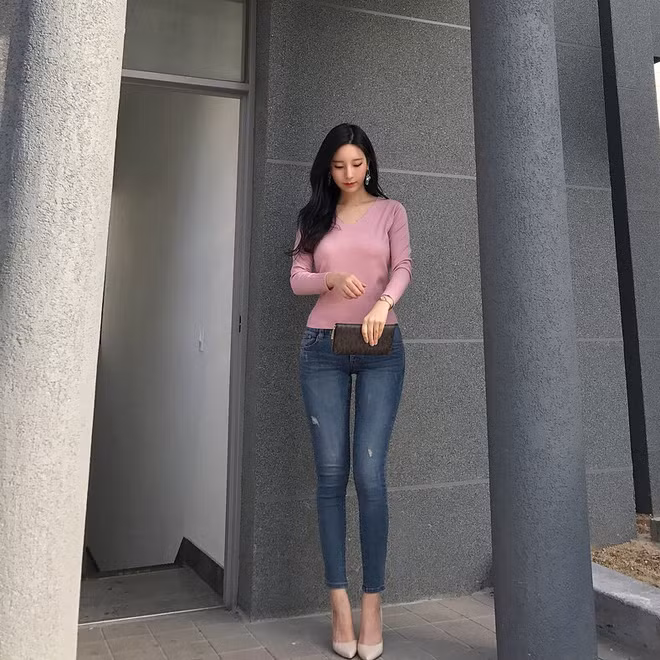 Dù không tiết lộ tên thật nhưng Yaongyi cho biết cô sinh năm 1991, từng theo học trường Mỹ thuật có tiếng ở nước ngoài. Từ nhỏ, cô nàng đã ước mơ được trở thành một họa sĩ chuyên nghiệp..