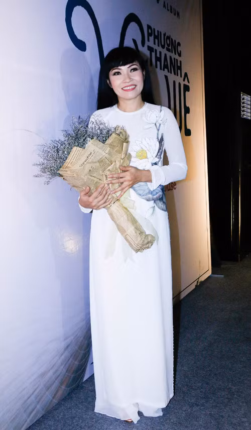 Hoặc diện áo dài, trông Phương Thanh cũng rất duyên dáng và tinh tế