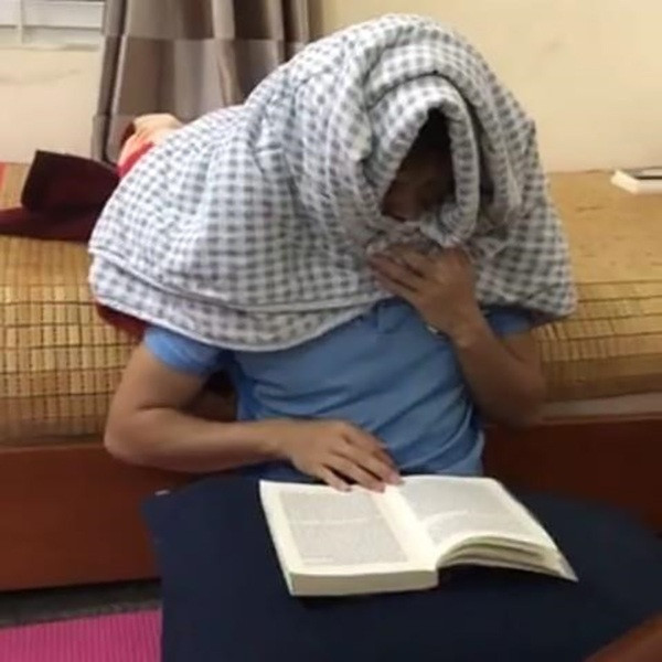 Thậm chí, Đoàn Văn Hậu còn âu yếm gọi Tuấn Anh là "người tối cổ". Đến khi phát hiện mình đang bị quay lén và đã giơ tay lên che mặt ngượng ngùng.