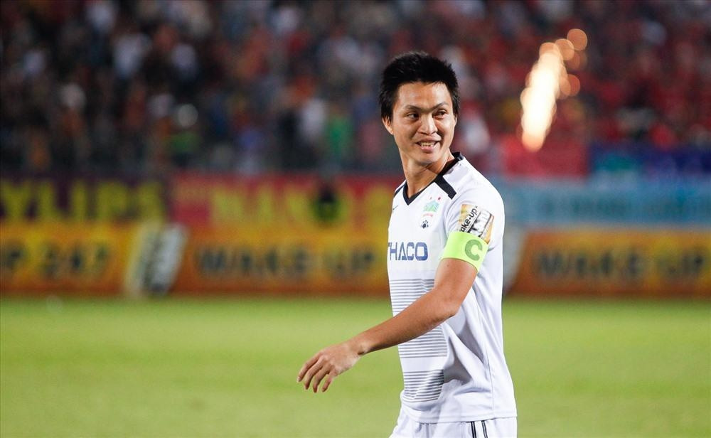 Ở bất cứ đâu, người hâm mộ hay bạn bè cũng dễ dàng bắt gặp Tuấn Anh đang đọc hoặc ôm quyển sách.