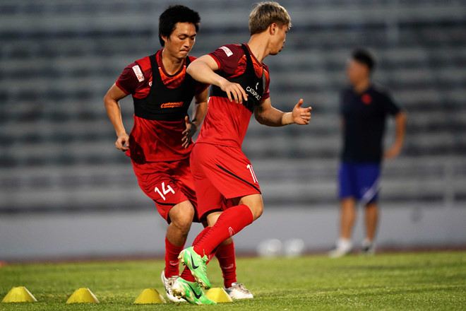 Trước đó, Lê Trường - người đồng đội của Tuấn Anh ở HAGL cũng chia sẻ hình ảnh Tuấn Anh đang trùm chăn kín mặt ngồi đọc sách.