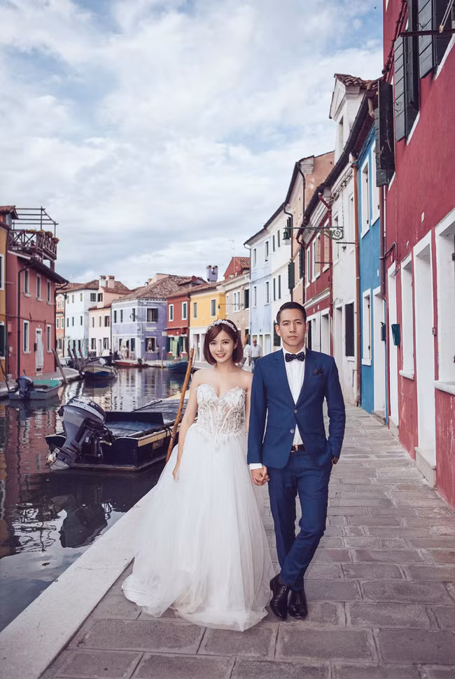 Tuy nhiên chừng ấy những bức ảnh cưới của Tú Linh thôi đã khiến nhiều cặp đôi sắp cưới phải thèm thuồng và có đôi chút ghen tỵ với vợ chồng cô hot girl đình đám mạng xã hội thời gian trước đây.