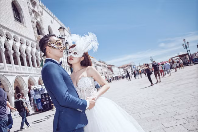 Theo chia sẻ của Tú Linh trên mạng xã hội, cô đã thực hiện bộ ảnh cưới của mình trong một chuyến đi du lịch với chồng, vừa được đi chơi, vừa thực hiện luôn bộ ảnh cưới để đời của mình.