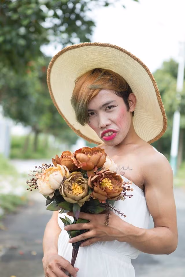 Hầu hết cư dân mạng đều tỏ ra thích thú trước sự vui tính của ông chủ shop quần áo. Mọi người còn cho rằng, nếu anh chàng này đội thêm tóc giả thì chắc chắn sẽ rất giống con gái bởi dáng người vốn dĩ đã nhỏ nhắn của mình.