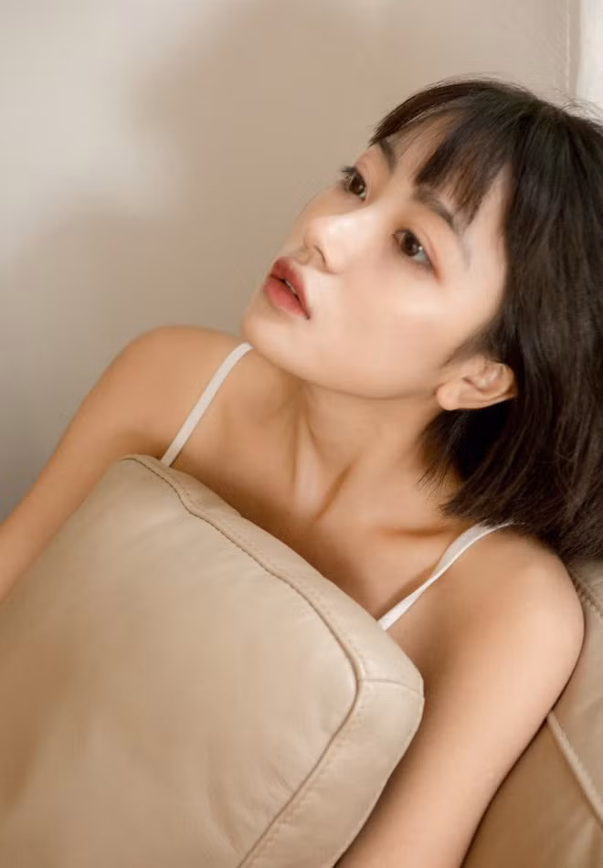 Bên cạnh đó, Tử Hà cũng thường hay review và chia sẻ các bí quyết trang điểm của mình lên trang cá nhân thông qua các clip ngắn.