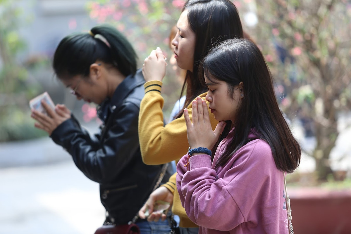 Có mặt tại chùa Hà trưa ngày 14/2, PV Kiến Thức ghi nhận sự nhộn nhịp. Đa phần các bạn trẻ tới ngôi chùa này chủ yếu để cầu xin sự "sáng sủa" hơn trong tình cảm trong năm mới.