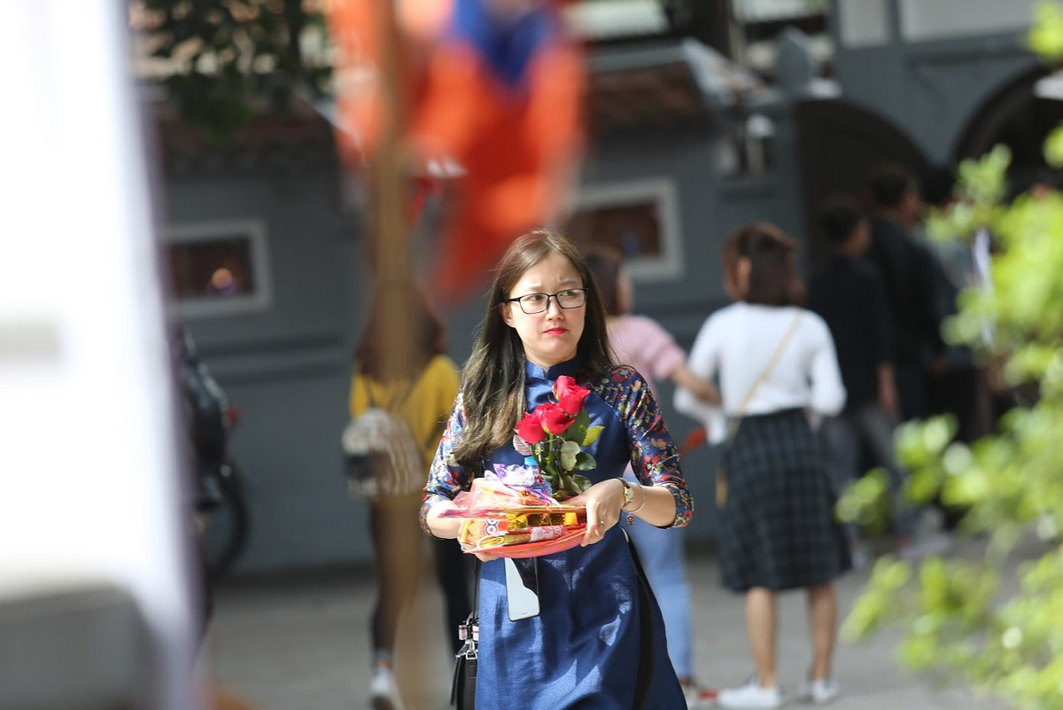 Còn Thục Uyên (24 tuổi) tới chùa Hà trong dịp lễ Valentine. Uyên chia sẻ cô có những người bạn ghé thăm chùa Hà cầu duyên, và đã được như ước nguyện của mình.