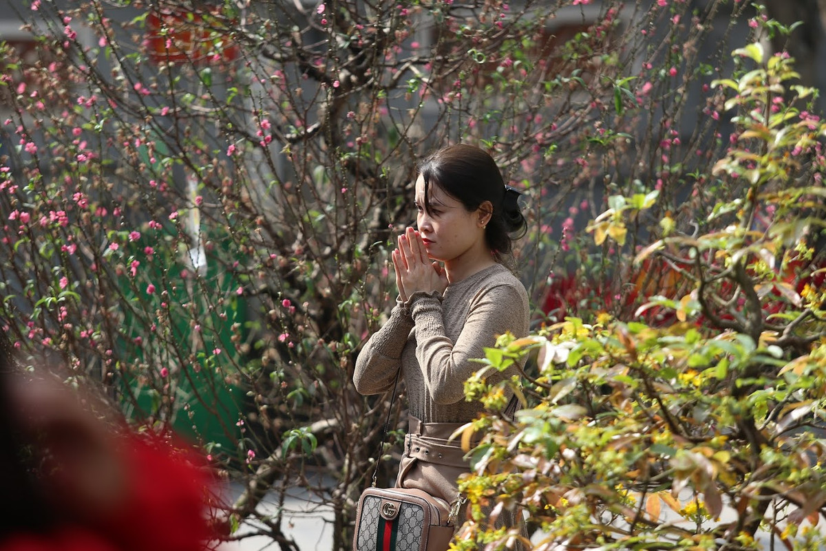 Không chỉ đi lễ tay không, các bạn nữ đã biện lễ thịnh soạn bao gồm: 3 – 5 bông hoa hồng; trầu têm cánh phượng; sớ viết tay, nước lọc, bánh kẹo và tiền lẻ để công đức.