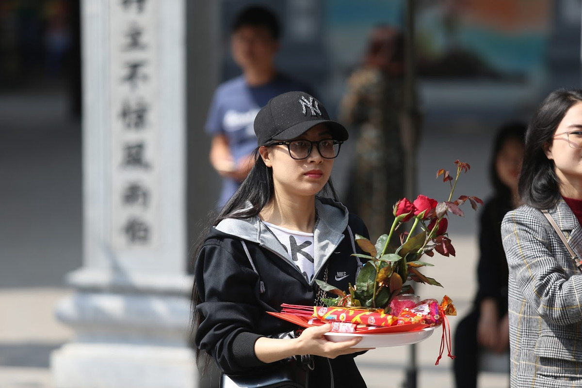 Các bạn trẻ, đặc biệt là nữ giới chọn ngôi chùa Hà nổi tiếng linh thiêng này để gửi gắm những ước nguyện suôn sẻ trong tình duyên.