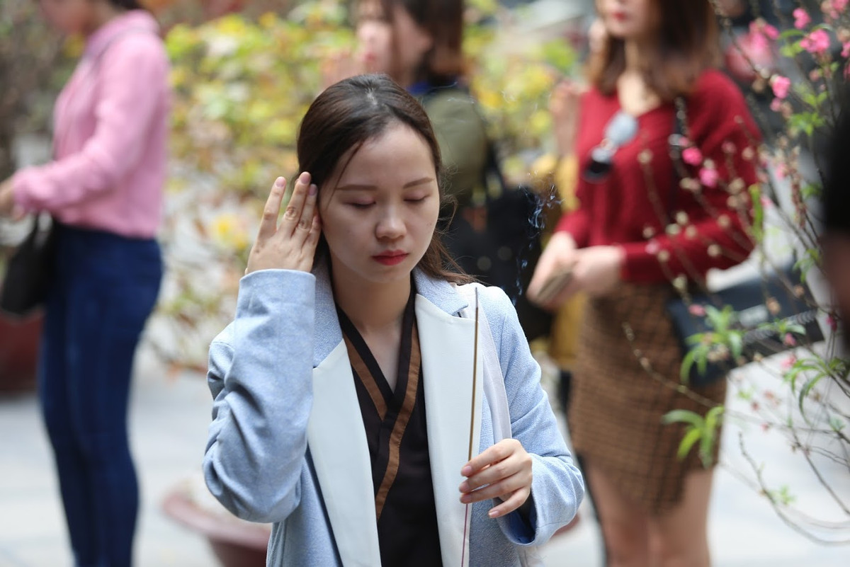 Với nhiều bạn trẻ, đây là lần đầu tiên tới chùa Hà để cầu duyên nên thủ tục, và thứ tự cúng các ban còn nhiều bỡ ngỡ.