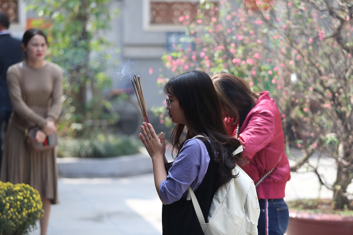 Những người đến chùa cầu duyên đa số là những người đang cô đơn, lẻ bóng, muốn tìm được “nửa kia” cho mình.