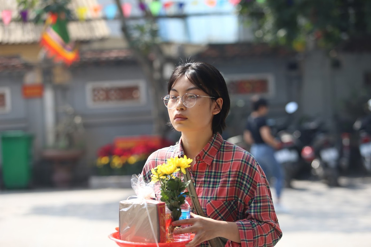 Chia sẻ với PV, bạn Hoa Thùy (SV trường ĐH Sư Phạm Hà Nội) chia sẻ: ""Mình "nổi tiếng" gặp trắc trở về chuyện tình cảm. Đến đây du xuân, mình mong chuyện tình cảm suôn sẻ hơn".