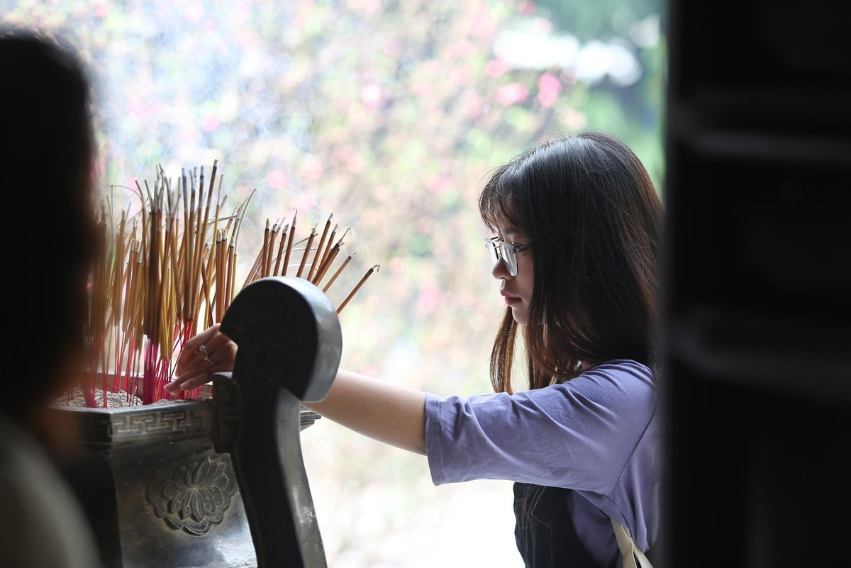 "Họ nói đã được như ước nguyện, nói chùa Hà rất linh nên mình chọn chùa Hà để cầu duyên. Mình mong ước nguyện của mình được linh nghiệm, mong sớm có được người yêu và mong được cùng người yêu quay về chùa này một lần nữa", Uyên chia sẻ thêm.