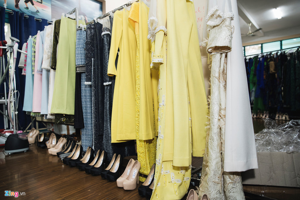 Các mẫu thiết kế áo dài trong bộ sưu tập được xếp theo thứ tự đánh số và được gắn tên từng người mẫu trình diễn. Khi người mẫu bước vào phòng thử, họ chỉ cần đọc tên và con số (với những người mẫu ít tên tuổi). Còn với người mẫu nổi tiếng, họ dễ nhận ra hơn và được nhân viên phục trang tìm trang phục nhanh hơn.