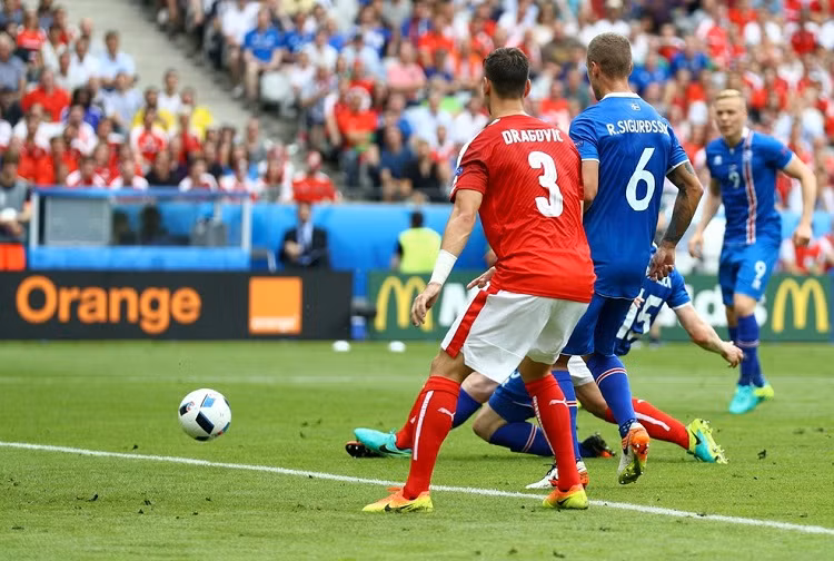 Sau những phút thi đấu cởi mở, Áo và Iceland diễn ra với thế trận rất chặt chẽ và liên tục những pha phạm lỗi được cả hai đội đưa ra về nhau.