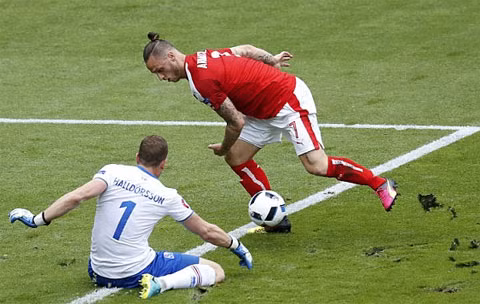 Hiệp hai trận đấu bắt đầu với sự chủ động trên sân thuộc về các cầu thủ Áo. Ngay phút 46', hậu vệ Alaba có cơ hội rất rõ ràng để ghi bàn gỡ hòa cho Áo. Rất tiếc là cú dứt điểm của anh lại đưa bóng đập chân 1 hậu vệ Iceland đi vọt xà.