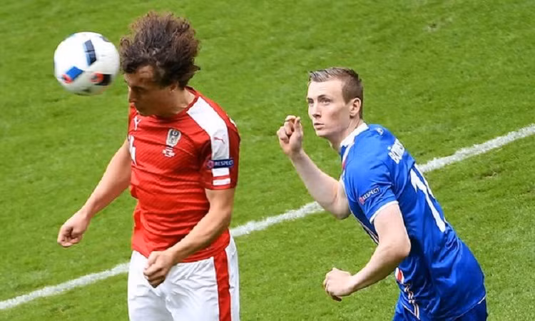 Thế nhưng, bước ngoặt của trận đấu đã diễn ra, phút 18', từ một tình huống bóng được treo vào vòng cấm Áo, Bodvarsson có pha tỳ đè và xoay người dứt điểm rất nhanh khiến thủ môn đối phương chỉ biết bất lực nhìn bóng bay vào lưới.