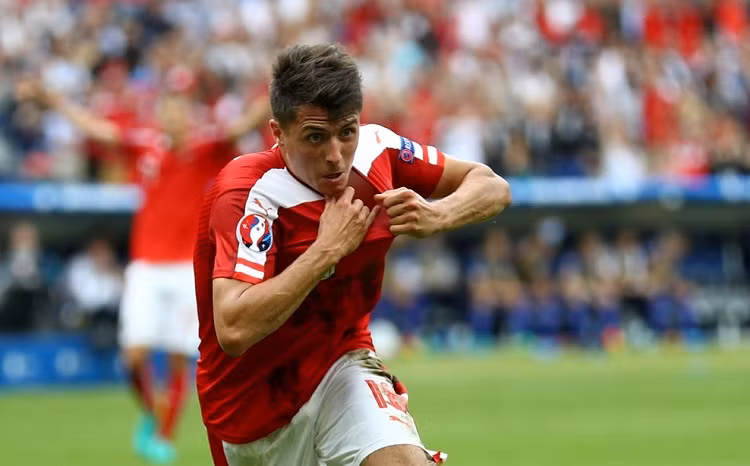 Cũng giống như những phút cuối hiệp một, từ phút 65' đến phút 75', cả hai đội lại chơi lối bóng đá cực rắn. Trọng tài đã phải rút ra tới 6 chiếc thẻ vàng chỉ trong vòng 10 phút thi đấu này.