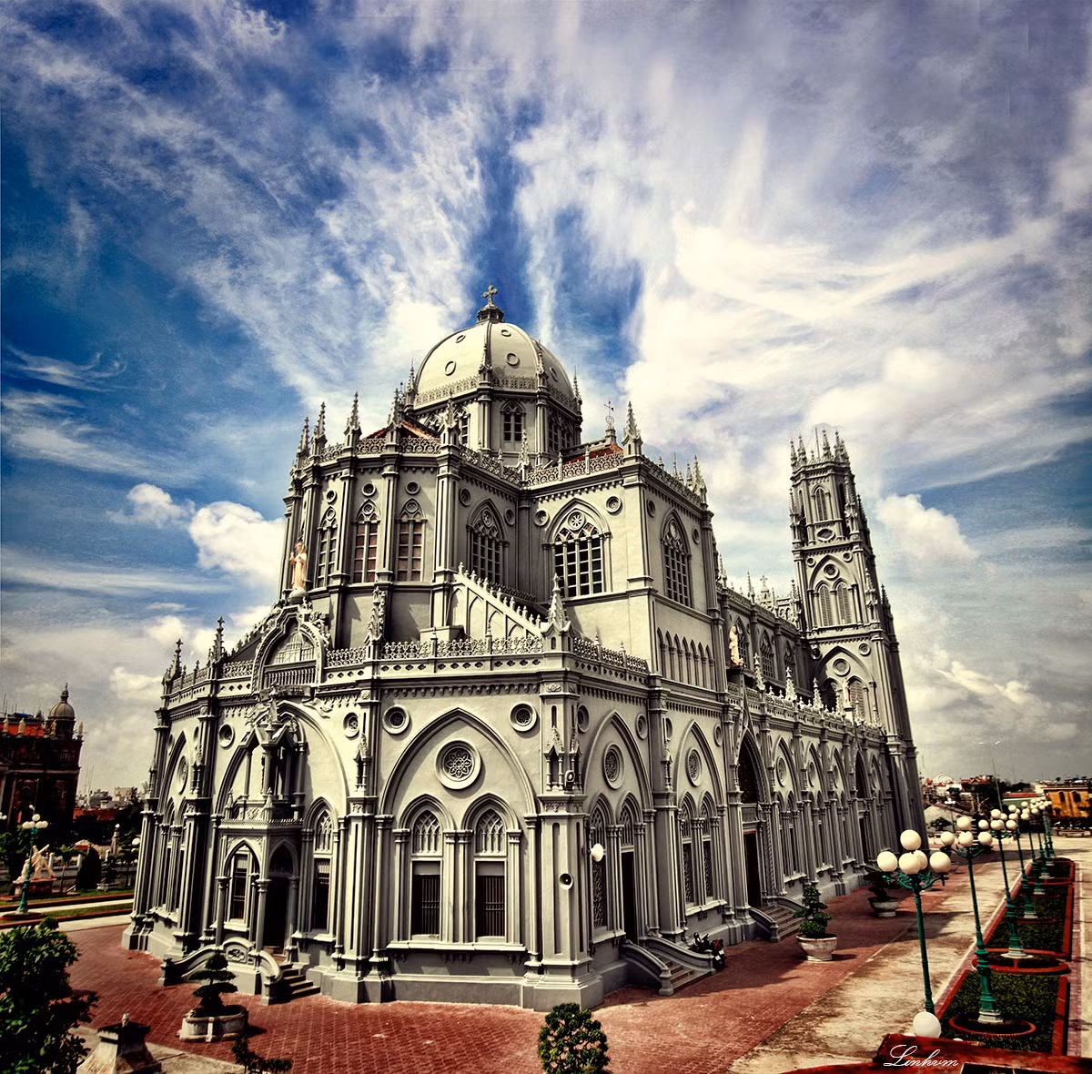 Nhà thờ Đền thánh Kiên Lao nằm ở xã Xuân Tiến, huyện Xuân Trường, Nam Định. Nằm cách thủ đô khoảng 95 km, nhà thờ này rất lớn, giáo dân đông đúc và giàu có vào bậc nhất trong Giáo phận.