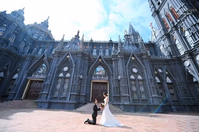 Nhà thờ Hưng Nghĩa - Nam Định được xây dựng từ năm 1927 và trùng tu lại năm 2000. Với cấu trúc của một toà lâu đài sẽ khiến bạn không khỏi ngạc nhiên vì độ tráng lệ của nó.