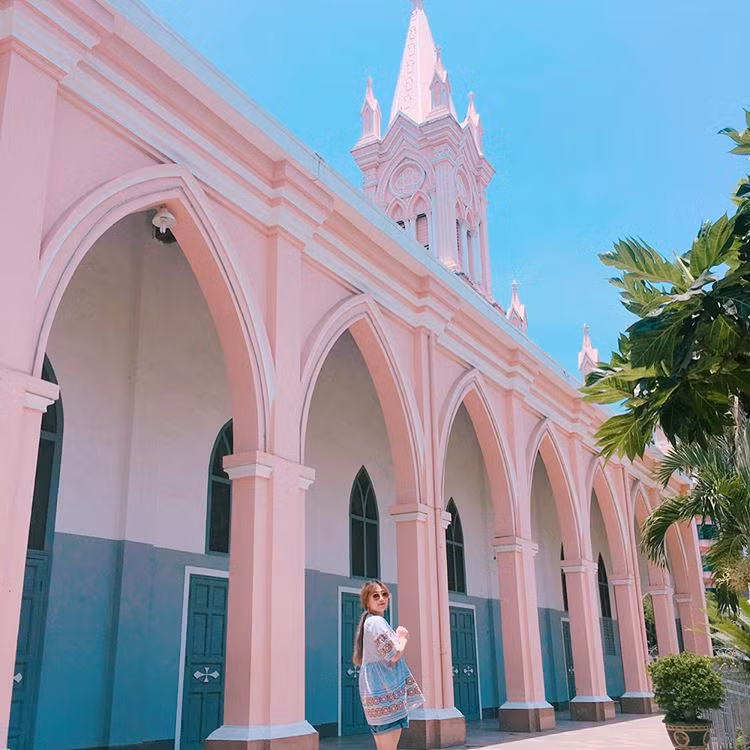 Nhà thờ Con Gà - Đà Nẵng nằm trên con đường Trần Phú tấp nập xe cộ, du khách dễ dàng nhận ra ngôi nhà thờ này nhờ màu sắc dễ thương và những nét cổ kính đậm phong cách kiến trúc của Pháp.