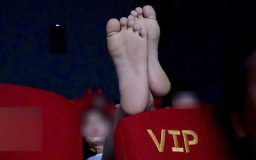 Tuy nhiên, điều khiến người ta chú ý hơn cả trong bức ảnh của cô gái xinh trong rạp chiếu phim lại là "pha gác chân" tưởng rằng sẽ khiến bức ảnh "sang" hơn nhưng thực tế thì ngược lại.