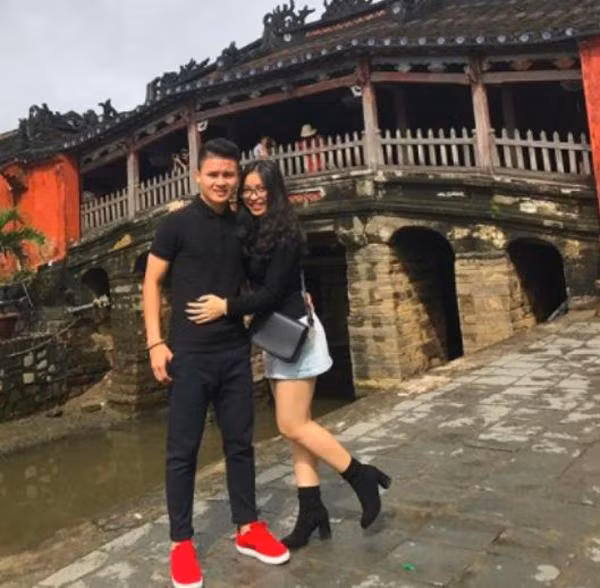 Trên trang cá nhân của mình, Nhật Lệ thường xuyên chia sẻ những bức ảnh ở bên cạnh Quang Hải khiến nhiều chị em phải phát ghen với cô bạn khi có người yêu đã đẹp trai lại còn đá bóng hay.