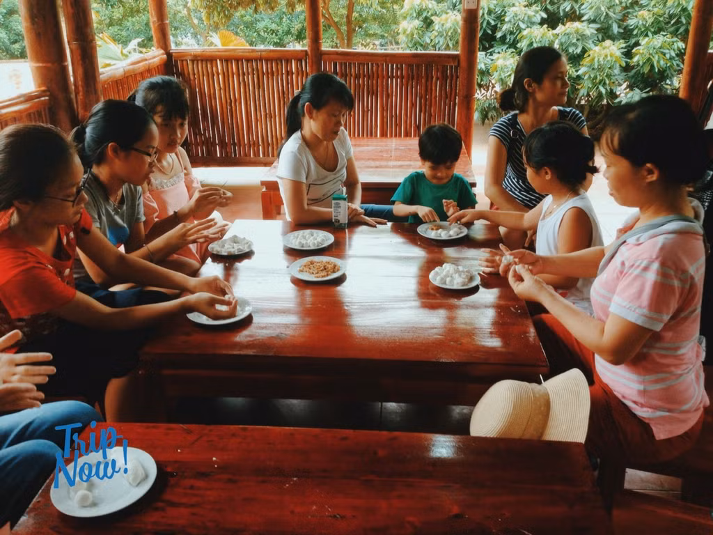 Với những khung cảnh thân thương như vườn thượng uyển, nhà nông dân,vườn rau thực nghiệm, chợ quê,trang trại chăn nuôi, ngoài ra còn có suối Tiên, khu vực cắm trại, khu vườn cổ tích khu du lịch Bản Rõm sẽ mang đến cho bạn nhiều cảm giác khám phá.