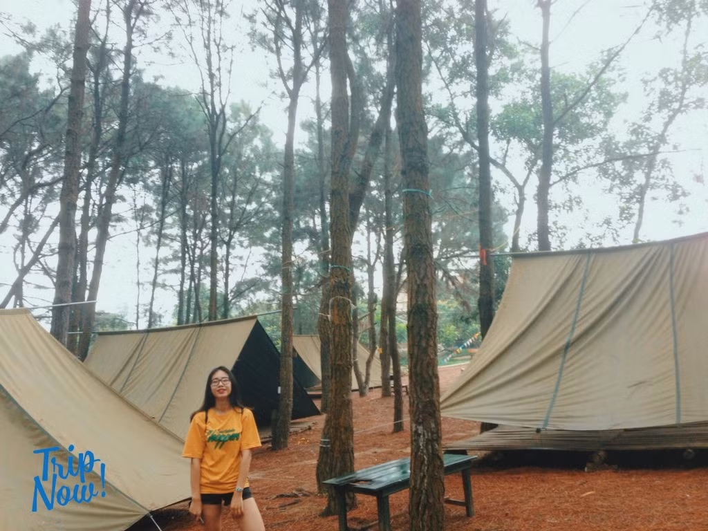 Bản Rõm nằm ở xã Quang Tiến - Sóc Sơn - Hà Nội, cách trung tâm thành phố Hà Nội chỉ hơn 1h đồng hồ di chuyển bằng xe máy hoặc ô tô, các bạn trẻ đã có thể hòa mình vào không gian rừng núi với rất nhiều trò chơi lý thú đang chờ đón.