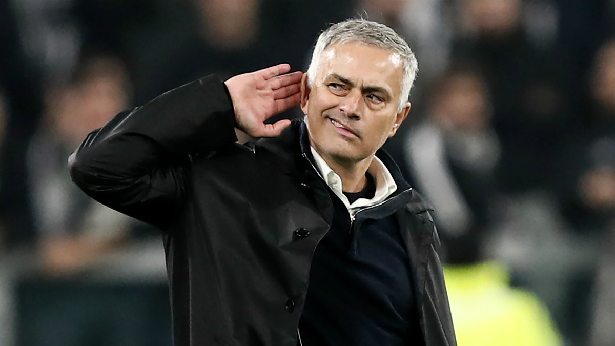 MU đã chính thức ra thông báo "trảm" HLV Jose Mourinho sau thất bại trước Liverpool ở vòng 17 Premier League. Quỷ đỏ, hiện đang đứng thứ 6 với vẻn vẹn 26 điểm sau 17 vòng đấu, và kém đội dẫn đầu là Liverpool tới 19 điểm. Vì thế, cơ hội cạnh tranh chức vô địch không còn nhiều.