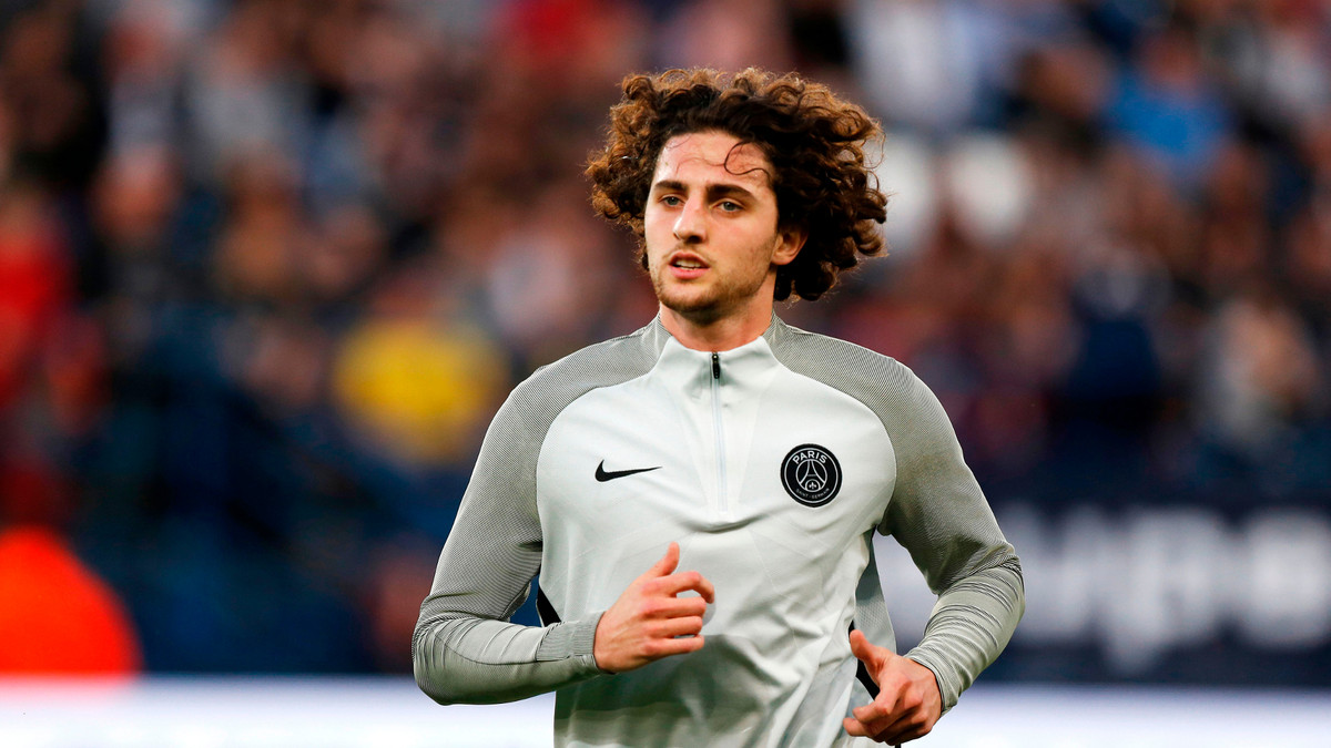 Giám đốc thể thao của PSG, ông Antero Henrique cho biết: “Rabiot đã nói với tôi rằng cậu ấy sẽ không ký hợp đồng mới. Rabiot muốn rời câu lạc bộ theo dạng chuyển nhượng tự do khi hết hạn hợp đồng”.