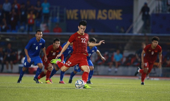 U22 Viet Nam tien Thai Lan len may bay roi SEA Game 30 ngay vong bang-Hinh-2