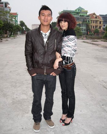 Quen nhau từ năm 2007, cầu thủ quê Thanh Hóa đã trải qua những ngày tháng đẹp đẽ với Khánh Chi. Tuy nhiên, sau đó, cặp đôi này đã chia tay trong lặng lẽ và đượm buồn.