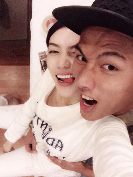 Khi mới về nước, cầu thủ Việt kiều Mạc Hồng Quân cũng có thời gian cặp kè với người mẫu Lê Hà khi đó là người mẫu của công ty Venus và là sinh viên của trường Đại học Ngân hàng.