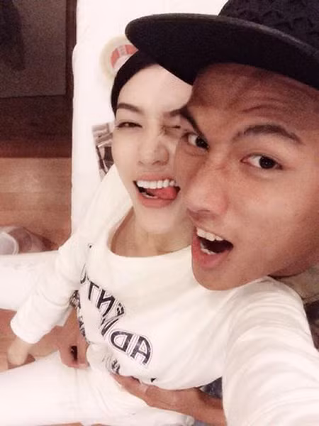 Khi mới về nước, cầu thủ Việt kiều Mạc Hồng Quân cũng có thời gian cặp kè với người mẫu Lê Hà khi đó là người mẫu của công ty Venus và là sinh viên của trường Đại học Ngân hàng.