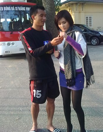 Trước khi lập gia đình với hot girl Đậu Trà My, tiền vệ đang thi đấu cho CLB B.Bình Dương là Mai Tiến Thành đã có thời gian hẹn hò với Khánh Chi. Khánh Chi là em gái của tiền đạo Công Vinh và được mệnh danh là hot girl số 1 xứ Nghệ thời gian đó.