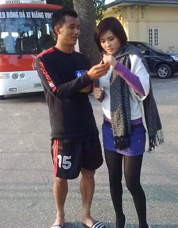 Trước khi lập gia đình với hot girl Đậu Trà My, tiền vệ đang thi đấu cho CLB B.Bình Dương là Mai Tiến Thành đã có thời gian hẹn hò với Khánh Chi. Khánh Chi là em gái của tiền đạo Công Vinh và được mệnh danh là hot girl số 1 xứ Nghệ thời gian đó.