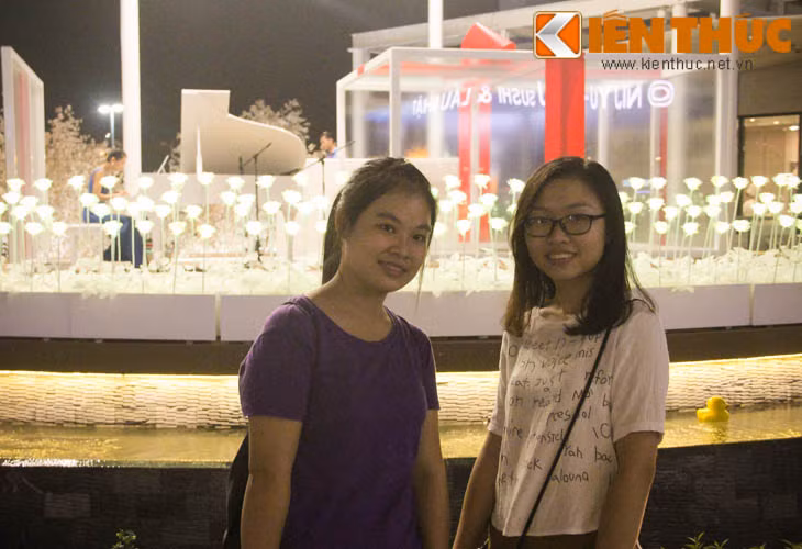 Rạng rỡ bên những bông hoa hồng phát sáng.