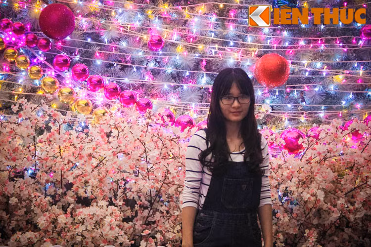 Rất nhiều bạn trẻ đã đến những điểm check-in tuyệt đẹp trong Aeon Mall Long Biên để tham quan cảnh quan thiên nhiên nhân tạo và chụp ảnh lưu niệm.