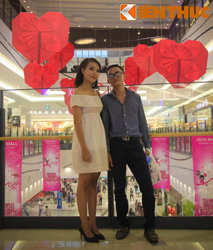 Đôi bạn trẻ chụp ảnh kỷ niệm nơi có những trái tim khổng lồ được gấp theo phong cách gấp giấy truyền thống của Nhật Bản Origami.