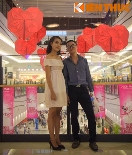 Đôi bạn trẻ chụp ảnh kỷ niệm nơi có những trái tim khổng lồ được gấp theo phong cách gấp giấy truyền thống của Nhật Bản Origami.