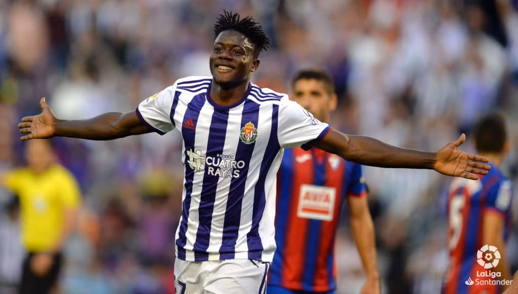 Theo Diario de Valladolid, Man Utd đang cạnh tranh quyết liệt với Southampton, Everton và Norwich trong thương vụ chiêu mộ Mohammed Salisu từ Real Valladolid trong kỳ chuyển nhượng tháng 1/2020.