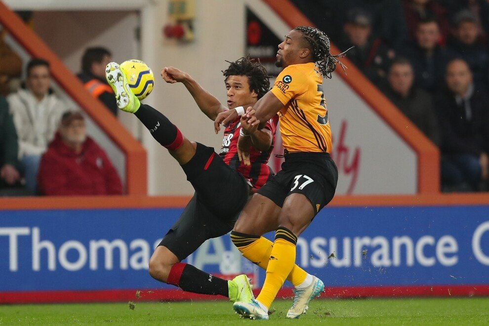 Theo nguồn tin từ tờ Football Insider, Mourinho đang để mắt đến trung vệ thuộc biên chế Bournemouth, Nathan Ake. Trung vệ người Hà Lan là mẫu hậu vệ khá toàn diện, anh hoàn toàn có thể chơi ở cả vị trí trung vệ lẫn hậu vệ cánh trái. Hiện tại, Ake đang có những màn trình diễn khá ổn định tại Premier League.