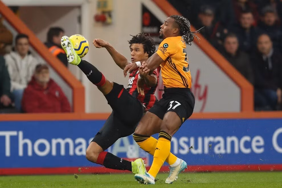 Theo nguồn tin từ tờ Football Insider, Mourinho đang để mắt đến trung vệ thuộc biên chế Bournemouth, Nathan Ake. Trung vệ người Hà Lan là mẫu hậu vệ khá toàn diện, anh hoàn toàn có thể chơi ở cả vị trí trung vệ lẫn hậu vệ cánh trái. Hiện tại, Ake đang có những màn trình diễn khá ổn định tại Premier League.