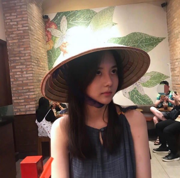 Trong hơn 300 bình luận, cư dân mạng Việt gọi cô là nghệ sĩ rẻ tiền và yêu cầu Han Seo Hee trở về Hàn Quốc. “Hãy rời khỏi Việt Nam”, “Cô ta không nên ở lại đây”, nhiều cư dân mạng viết.